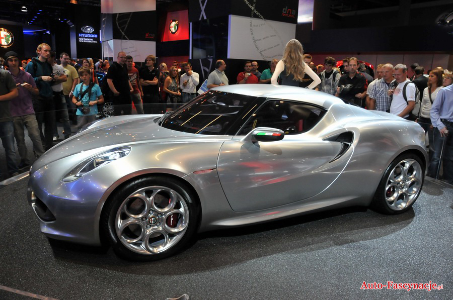 Alfa-Romeo-4C-lewy-bok.JPG